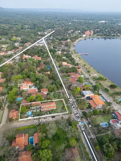 Residencia en esquina cerca del Club Náutico 2